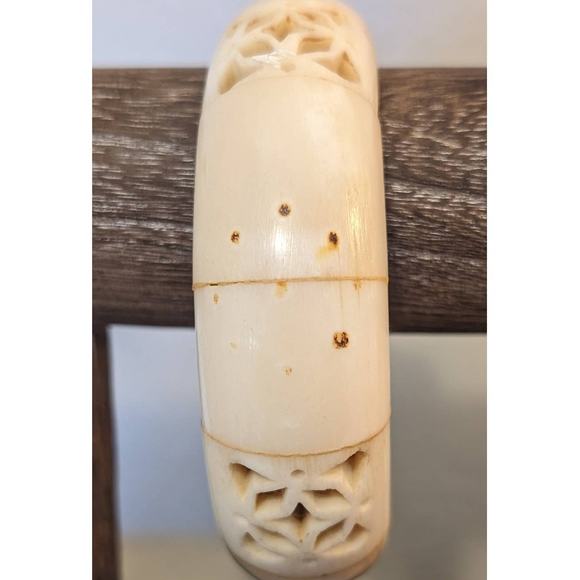 Vintage 50s Art Deco Cream Carved Bone Chunky 8" Bangle Bracelet - Picture 4 of 10